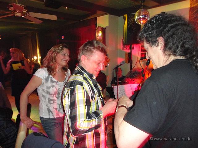 Sound Cafe 2012-18.jpg - ... bekommt von uns ein T-Shirt... welches er auch sofort angezogen hat... YEAH